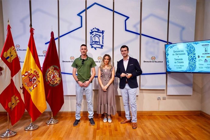 El vicepresidente segundo de la Diputación de Valladolid, David Esteban, acompañado por el presidente de la Asociación Cultural Amallobriga, Israel Álvarez, ha presentado el encuentro artesanal  de Tiedra  en el Palacio de Pimentel.