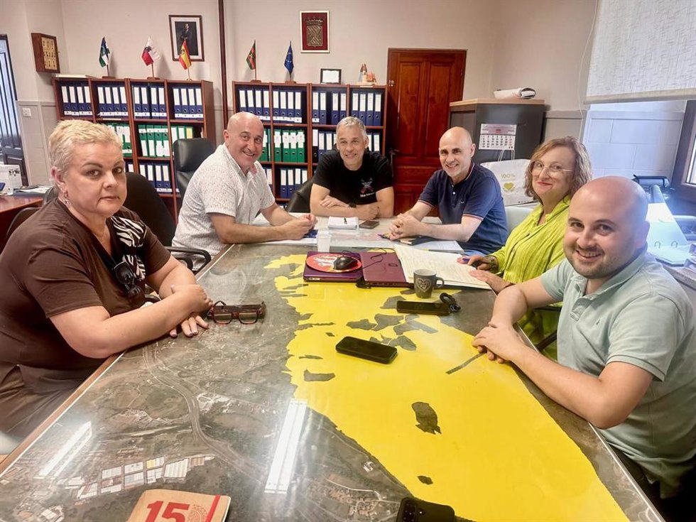 Agustín Molleda se reúne con la Junta Vecinal de Viérnoles
