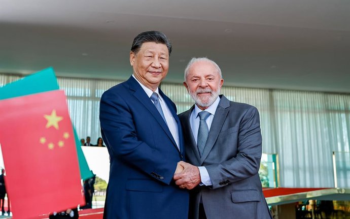 Archivo - HANDOUT - 20 November 2024, Brazil, Brasilia: President of Brazil Luiz Inacio Lula da Silva sgakes hands with Chinese President Xi Jinping at the Alvorada Palace. Photo: ---/Palacio Planalto/dpa - ACHTUNG: Nur zur redaktionellen Verwendung und n