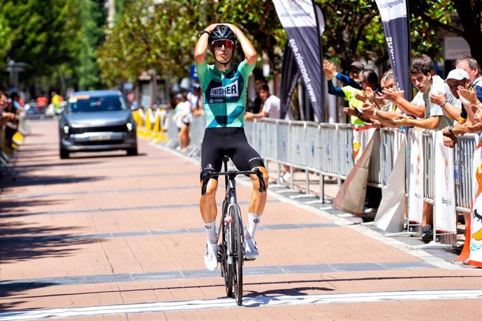 El ciclista español Emilio García ganando una carrera con el Equipo Finisher, filial del Equipo Kern Pharma
