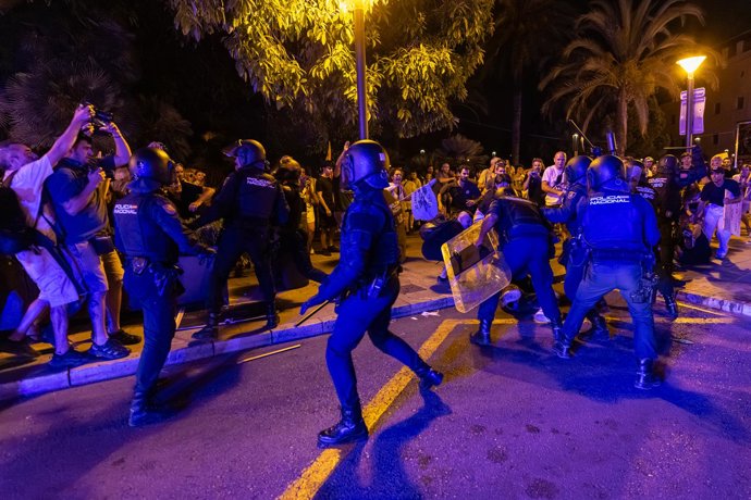 Cargas policiales durante una manifestación contra la saturación turística, a 26 de julio de 2026, en Palma de Mallorca, Islas Baleares (España). 