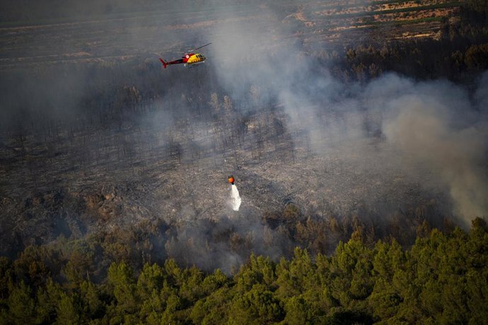 Helicòpter bombarder en unes tasques d'extinció