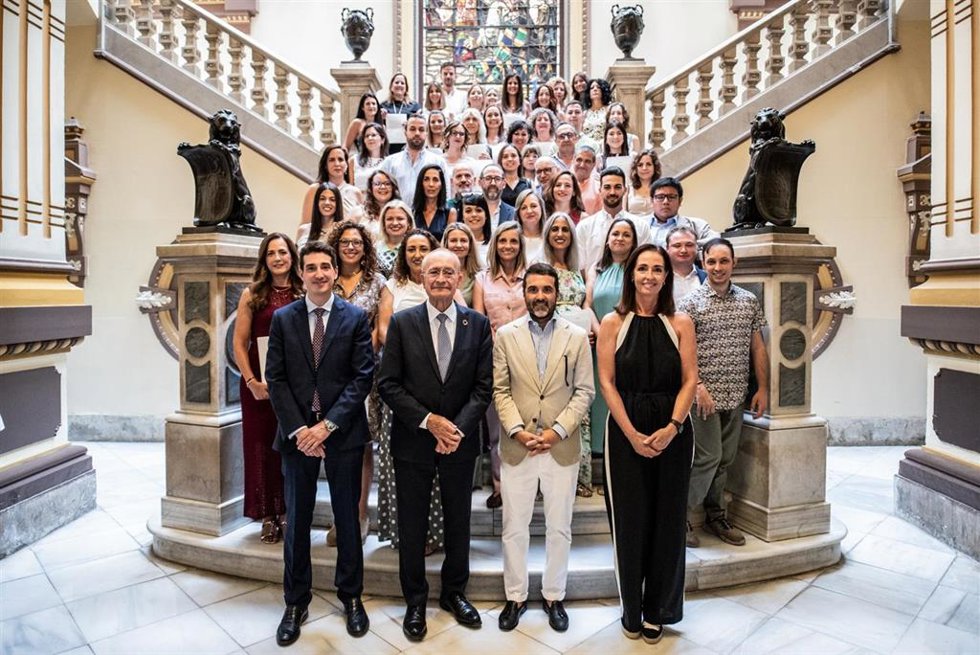 El alcalde de Málaga, Francisco de la Torre, junto con el concejal delegado de Recursos Humanos y Calidad, Jacobo Florido, en el acto de toma de posesión de sus plazas de 50 empleados públicos.
