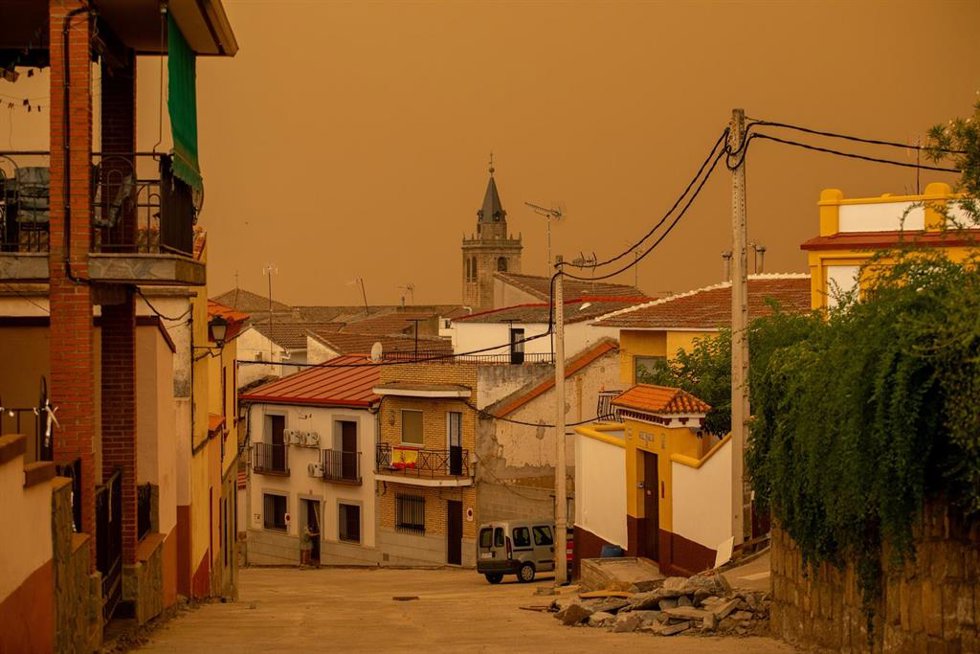 Vista de una calle, a 25 de julio de 2026, en Almorox, Toledo, Castilla-La Mancha (España). El Plan Infocam ha elevado a nivel 2 el incendio de Almorox (Toledo), según ha informado el dispositivo de Prevención y Extinción de Incendios Forestales de Castil