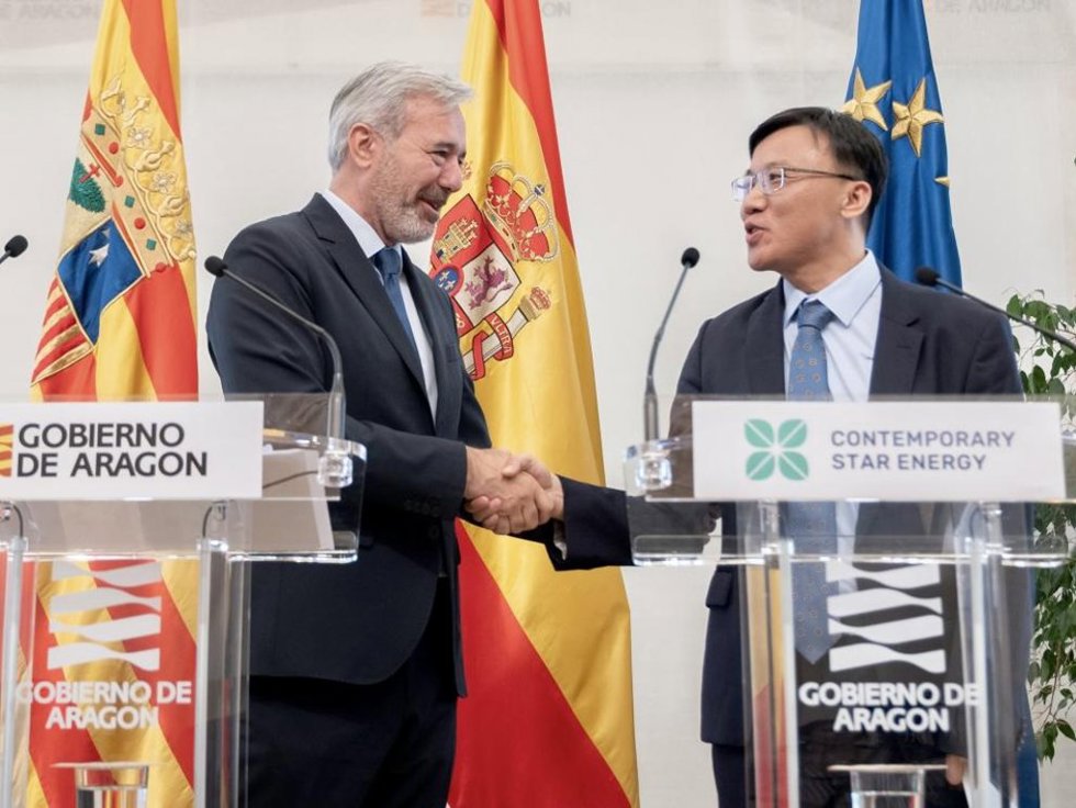 El presidente Azcón saluda a Andy Wu, director general de CSE.