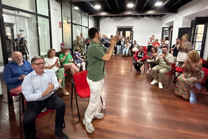 La secretaria general del PSOE de Oviedo, Delia Losa, tras el candidato del partido a la Alcaldía de Oviedo, Sergio Llera, durante su proclamación tras ganar las primarias.