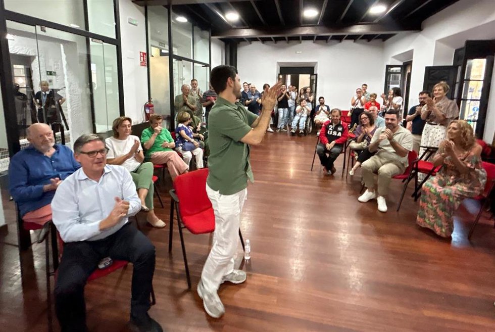 La secretaria general del PSOE de Oviedo, Delia Losa, tras el candidato del partido a la Alcaldía de Oviedo, Sergio Llera, durante su proclamación tras ganar las primarias.