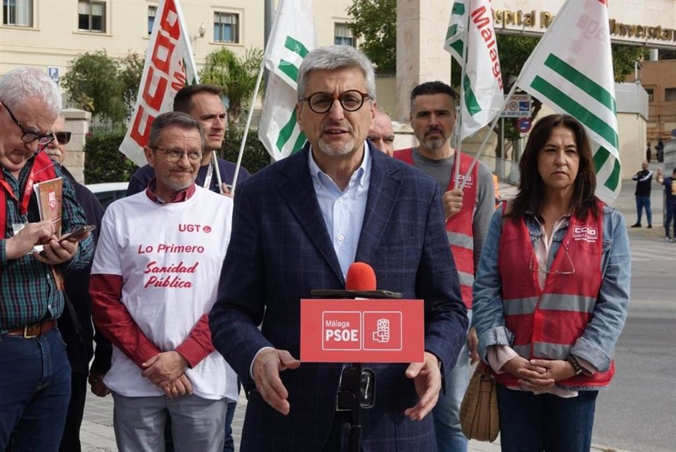 El secretario general del PSOE de Málaga y parlamentario andaluz, Josele Aguilar, atiende a los medios.