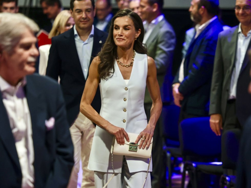 La Reina Letizia preside la reunión anual del Instituto Cervantes con un impecable look blanco