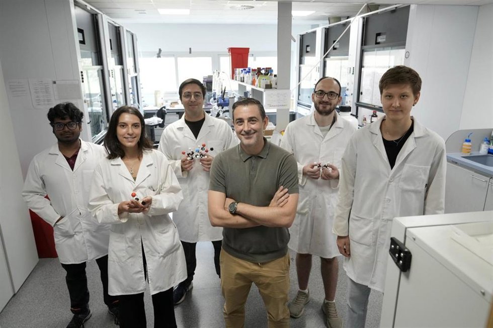 Flabio Juliá junto a su equipo de investigador
