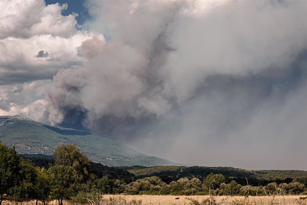 Vista del incendio con el humo en expansión desde el valle del Tiétar, a 25 de julio de 2026, en Ávila, Castilla y León (España).