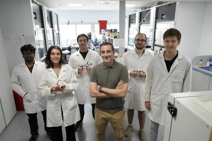 Flabio Juliá junto a su equipo de investigador