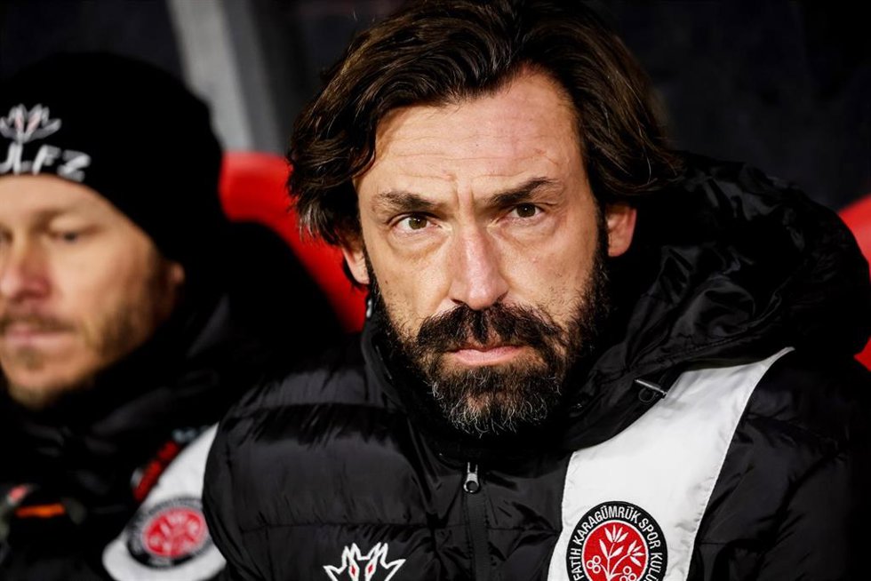 Archivo - El entrenador italiano Andrea Pirlo dirigiendo al Fatih Karagumruk SK turco en un partido de la Superliga de Turquía.