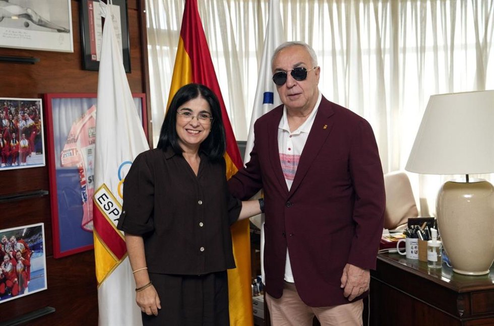 El presidente del COE, Alejandro Blanco, y la alcaldesa de Las Palmas de Gran Canaria, Carolina Darias, han firmado el acuerdo para impulsar la Semana Olímpica en la isla canaria.