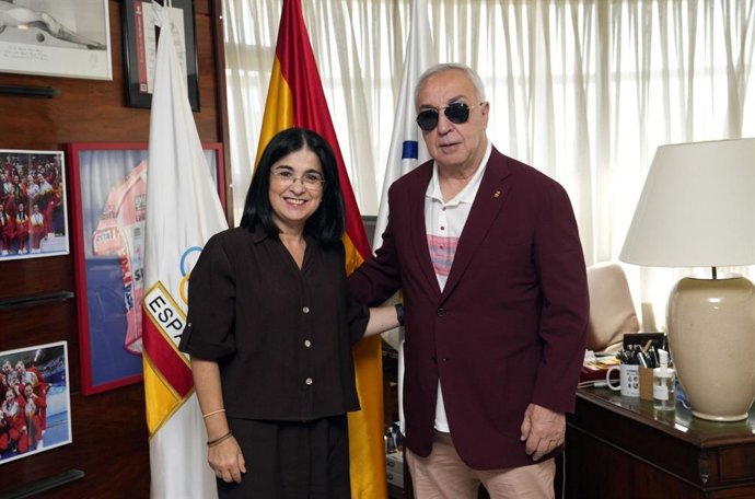 El presidente del COE, Alejandro Blanco, y la alcaldesa de Las Palmas de Gran Canaria, Carolina Darias, han firmado el acuerdo para impulsar la Semana Olímpica en la isla canaria.