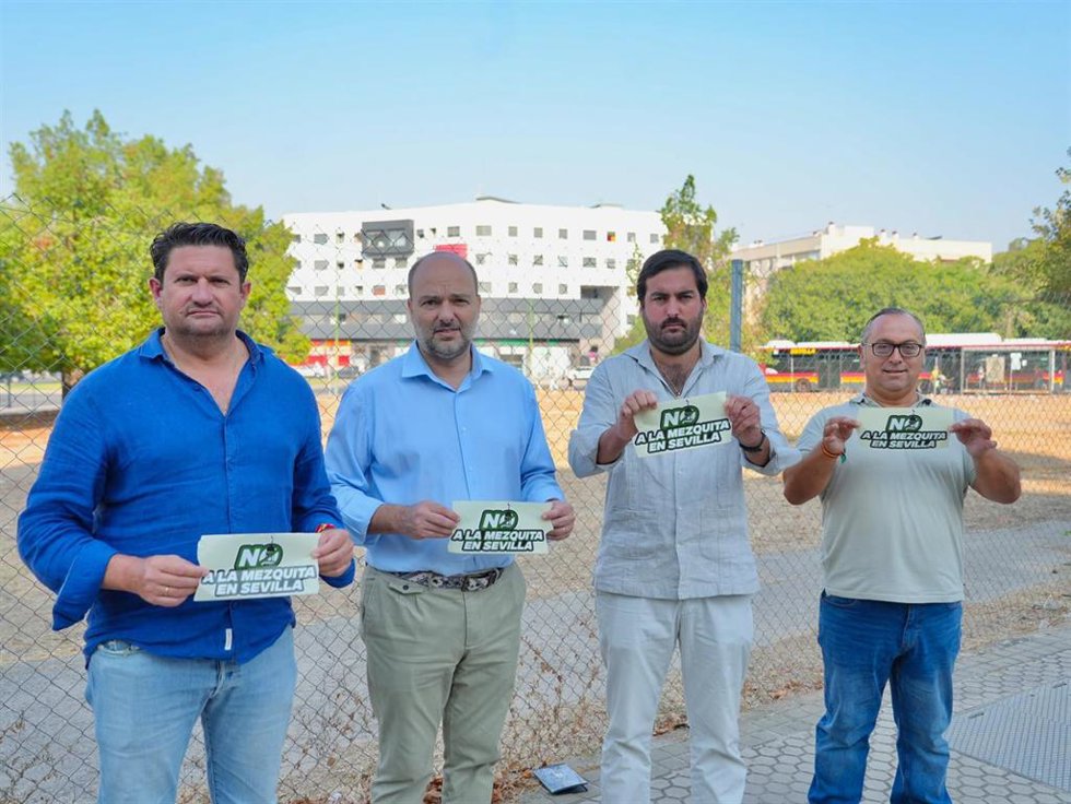 Rodríguez Galisteo, García de Polavieja y Navarro, junto a otro dirigente de la formación, cerca del solar donde se proyecta la mezquita