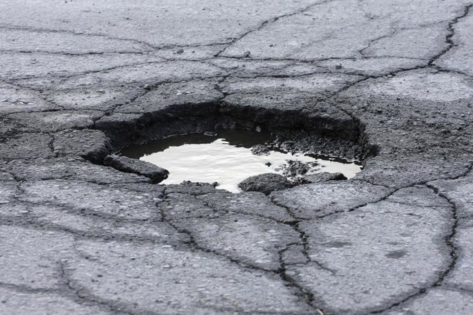 Archivo - Socavón en la carretera, bache