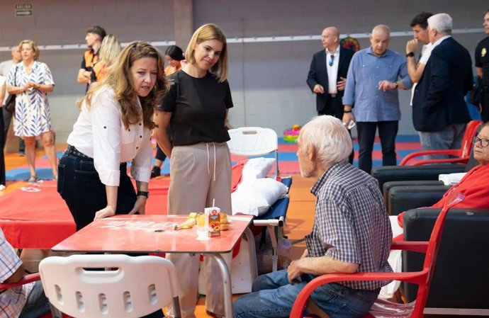 La alcaldesa de Alcalá, Judith Piquet, y la consejera de Sanidad, Fátima Matute, en su visita al dispositivo de acogida de Espartales (Alcalá de Henares)