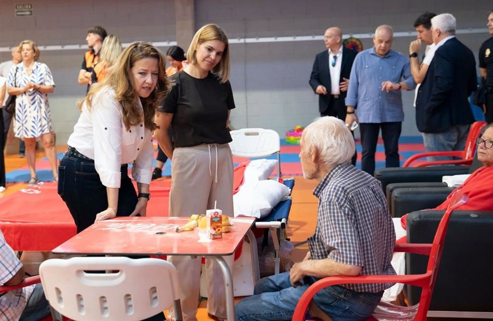 La alcaldesa de Alcalá, Judith Piquet, y la consejera de Sanidad, Fátima Matute, en su visita al dispositivo de acogida de Espartales (Alcalá de Henares)