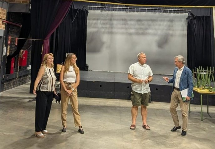 El delegado Territorial de Educación en Sevilla, Miguel Ángel Araúz, durante una visita al IES Néstor Almendros de Tomares (Sevilla)