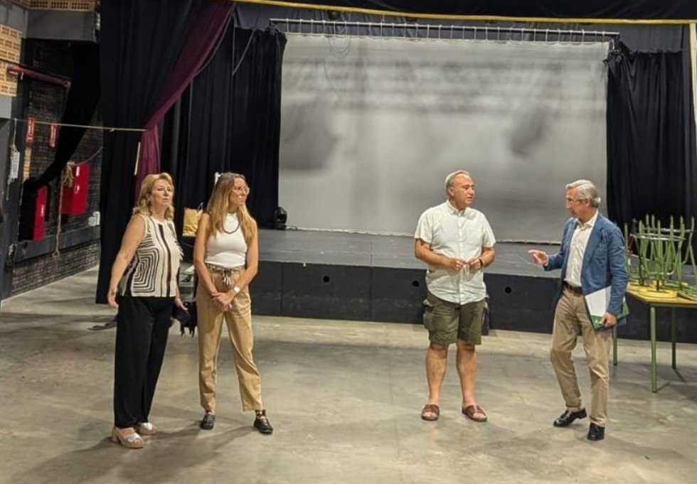 El delegado Territorial de Educación en Sevilla, Miguel Ángel Araúz, durante una visita al IES Néstor Almendros de Tomares (Sevilla)