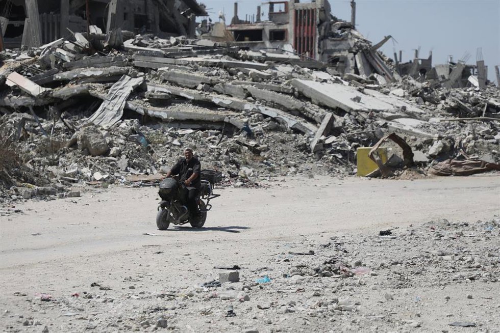 Imagen de archivo de un hombre ciculando en una motocicleta en Gaza.