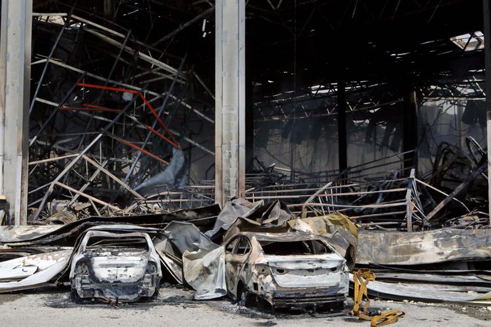 19 de julho de 2026, Região de Kiev, Ucrânia: Carros carbonizados estão do lado de fora de um complexo de armazéns do centro de distribuição da AMTEL, que pegou fogo em consequência de um ataque com mísseis russos, na região de Kiev, Ucrânia, em 19 de jul