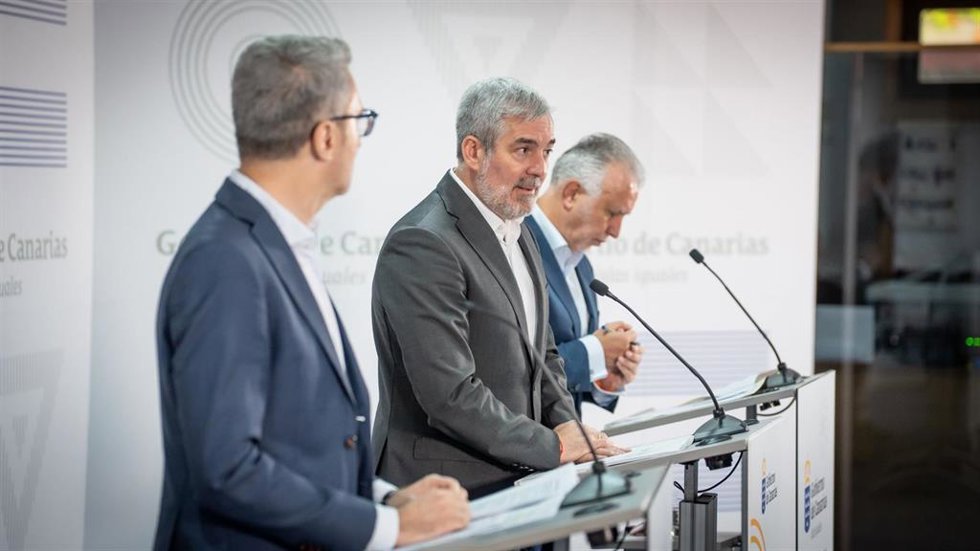 Rueda de prensa del ministro de Hacienda, Arcadi España, junto al presidente de Canarias, Fernando Clavijo, y el ministro de Política Territorial, Ángel Víctor Torres