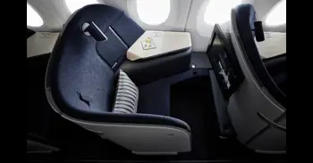 Desde pintarse las uñas hasta hacer yoga: las 10 cosas más molestas para los viajeros durante un vuelo