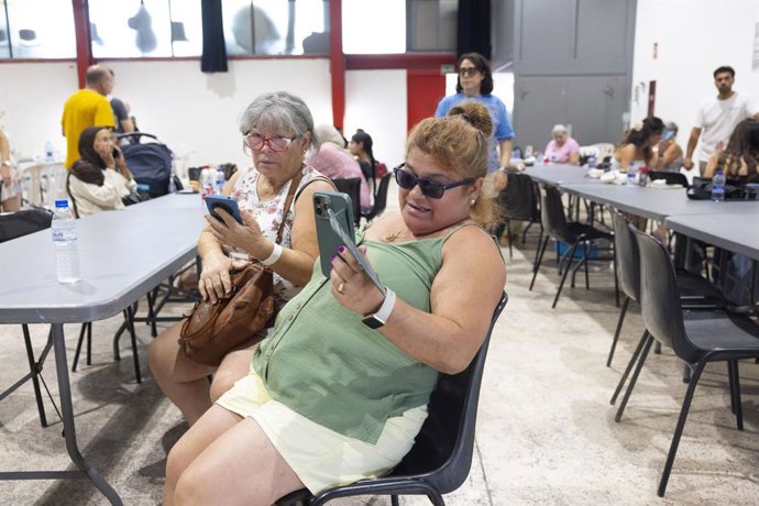 Diverses persones evacuades a causa de l'incendi forestal, a 26 de juliol del 2026, a Moncofa, Castelló, Comunitat Valenciana (Espanya). 