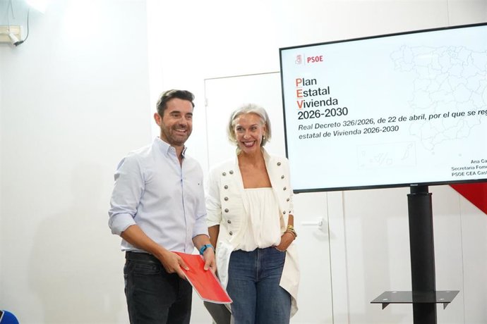 La Secretaria De Vivienda Del PSOE De Castilla Y León, Ana Casado, Junto Al Secretario General Del PSOE De Zamora, Antidio Fagúndez.
