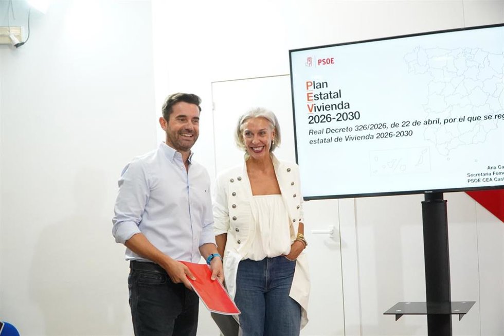 La Secretaria De Vivienda Del PSOE De Castilla Y León, Ana Casado, Junto Al Secretario General Del PSOE De Zamora, Antidio Fagúndez.