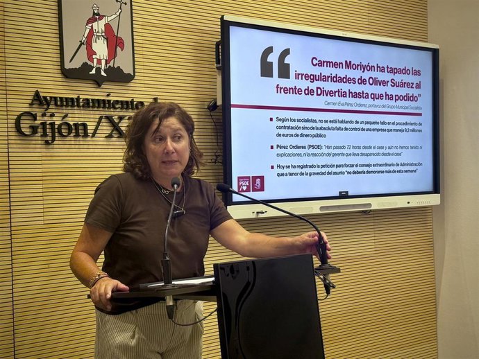 La portavoz del Grupo Municipal Socialista de Gijón, Carmen Eva Pérez Ordieres, en rueda de prensa en el Consistorio gijonés.
