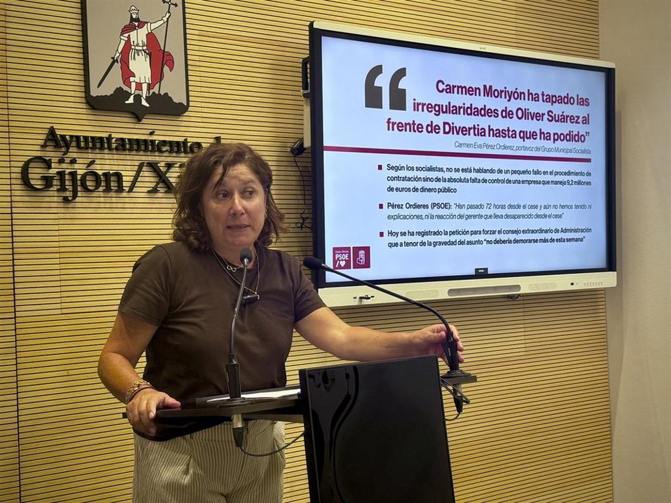 La portavoz del Grupo Municipal Socialista de Gijón, Carmen Eva Pérez Ordieres, en rueda de prensa en el Consistorio gijonés.