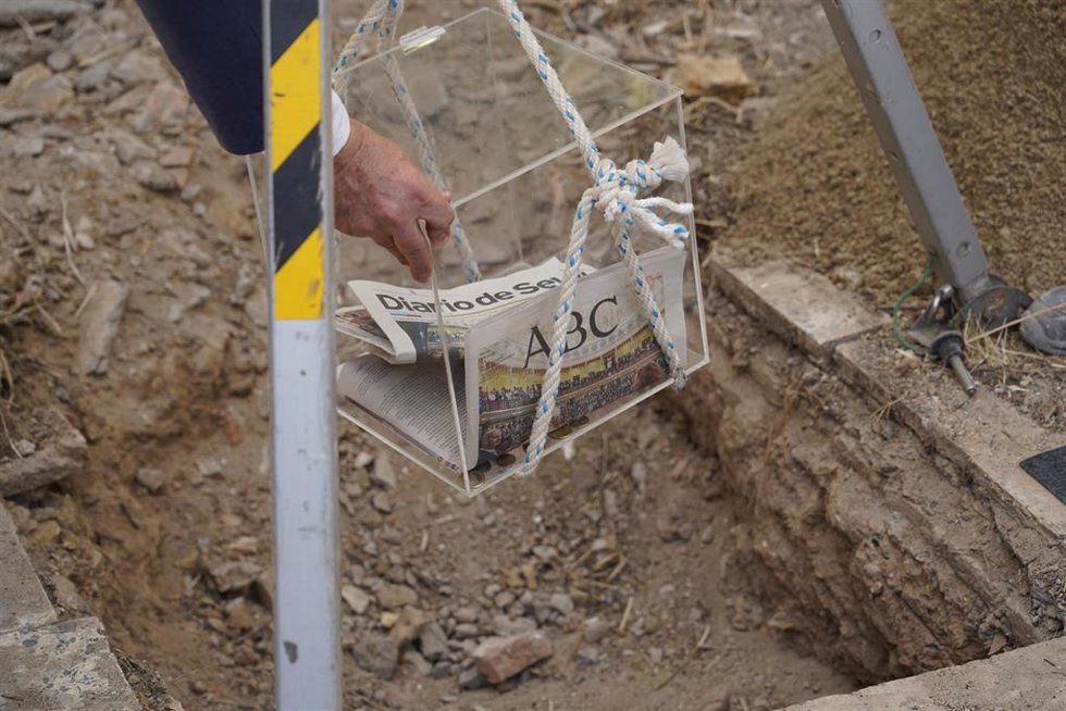 Archivo - Imagen de la colocación de la primera piedra de una promoción de viviendas protegidas de Emvisesa en régimen de alquiler, en foto de recurso 