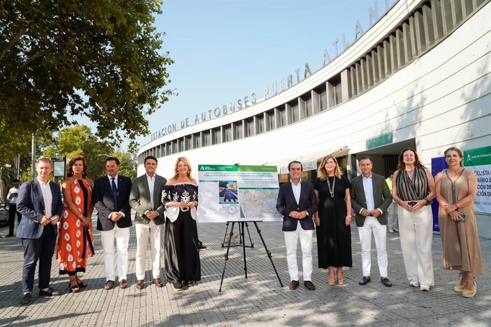 Inauguración de las obras para completar los carriles bici de Huelva capital.