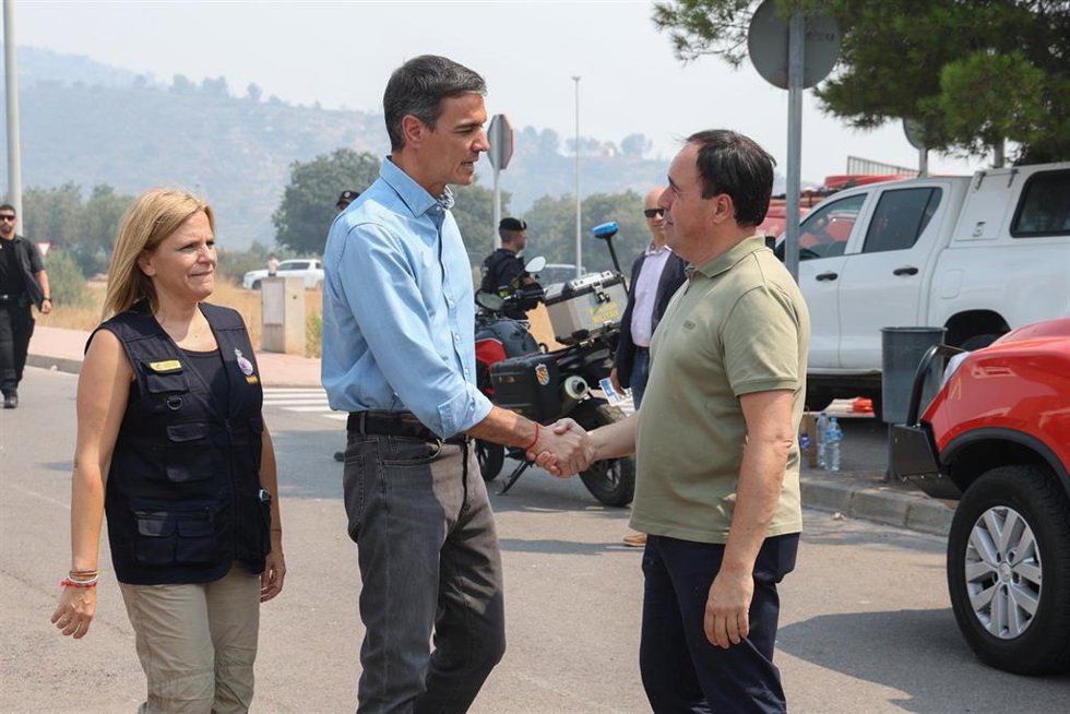 El  'president' de la Generalitat, Juanfran Pérez Llorca, (d) saluda al presidente del Gobierno, Pedro Sánchez, en el PMA de la Vall d'Uixó (Castellón).
