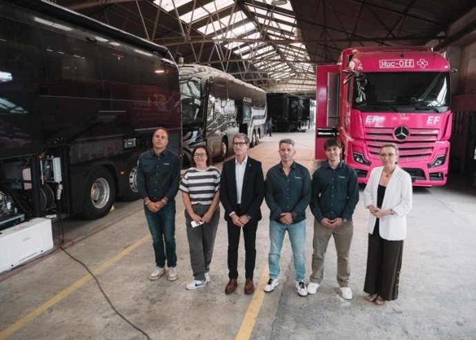 Capellán destaca la trayectoria de la empresa Rioja Singular Vehicles, especialista en vehículos especiales desde 1860