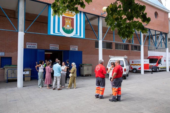 Voluntarios y efectivos de Cruz Roja, en el polideportivo ‘Sandra Sánchez. Primero de Mayo’,  a 25 de julio de 2026, en Talavera de la Reina, Toledo, Castilla-La Mancha (España). Cruz Roja Toledo ha dispuesto 150 camas en el complejo. El operativo se está
