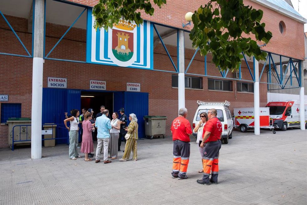 Voluntarios y efectivos de Cruz Roja, en el polideportivo ‘Sandra Sánchez. Primero de Mayo’,  a 25 de julio de 2026, en Talavera de la Reina, Toledo, Castilla-La Mancha (España). Cruz Roja Toledo ha dispuesto 150 camas en el complejo. El operativo se está