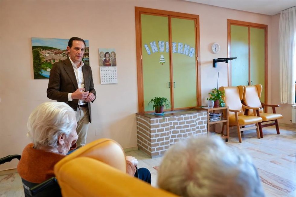 El presidente de la Diputación provincial, Conrado Íscar, en una imagen de archivo en uno de los centros residenciales.
