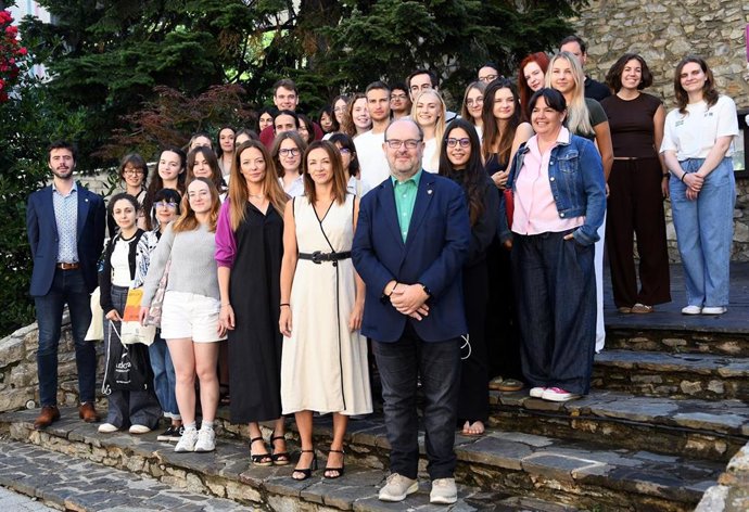 Los participantes en el campus de catalán junto a las autoridades que les han recibido