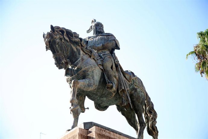 El Ayuntamiento de València deposita una corona de laurel en la estatua de Jaume I con motivo del 750 aniversario de su fallecimiento.
