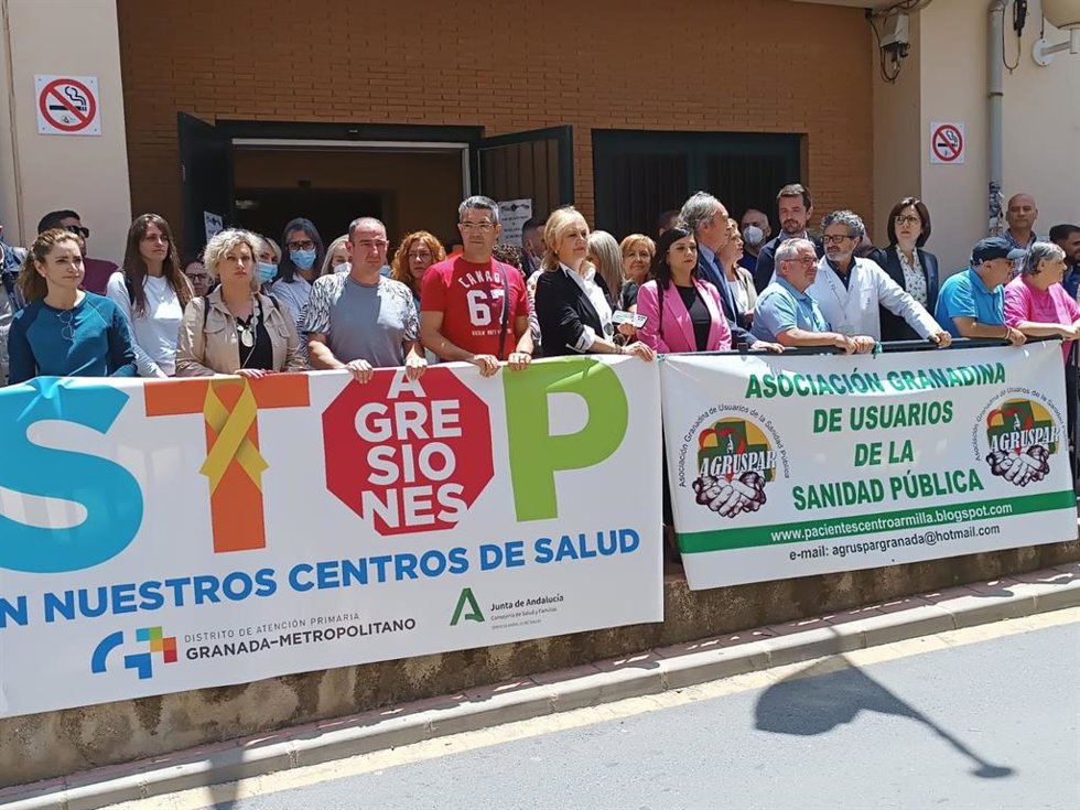 Archivo - Concentración por una agresión a un sanitario en Armilla. Archivo.