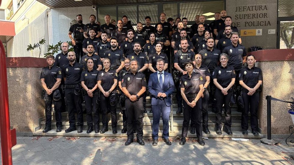 El subdelegado del Gobierno de España en Sevilla, Francisco Toscano, con los nuevos agentes de Policía Nacional de la provincia