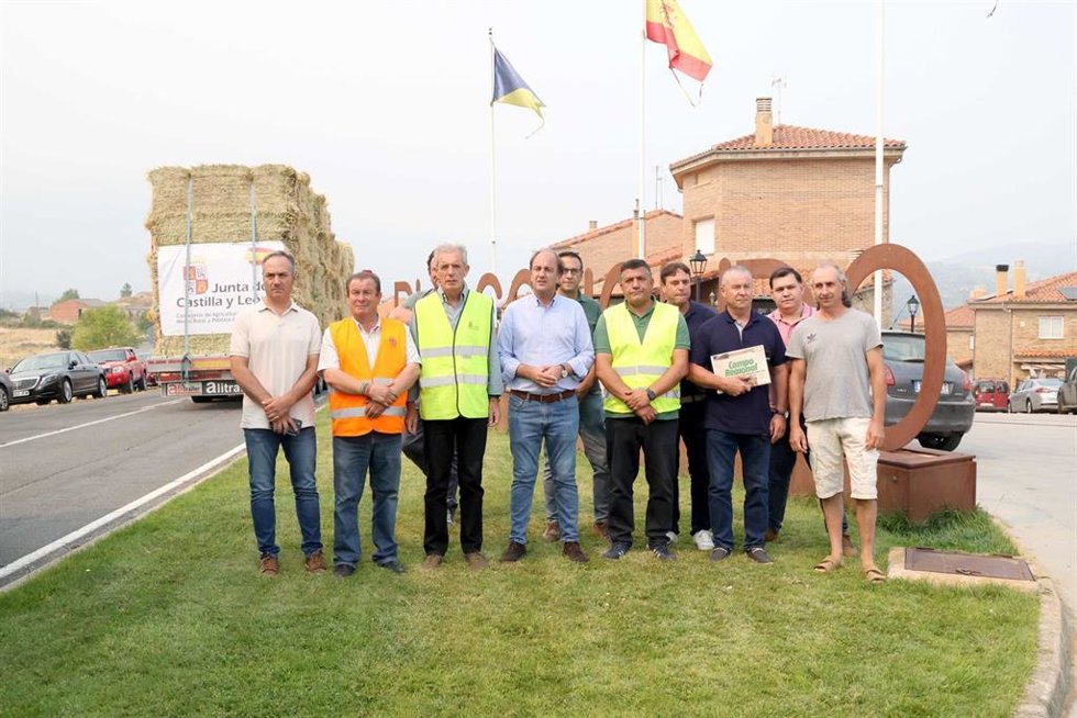 El consejero de Agricultura, Ganadería, Medio Rural y Política Ambiental, Joaquín Antonio Pino,  en Burgohondo, donde se ha reunido con veterinarios, alcaldes y OPAs.