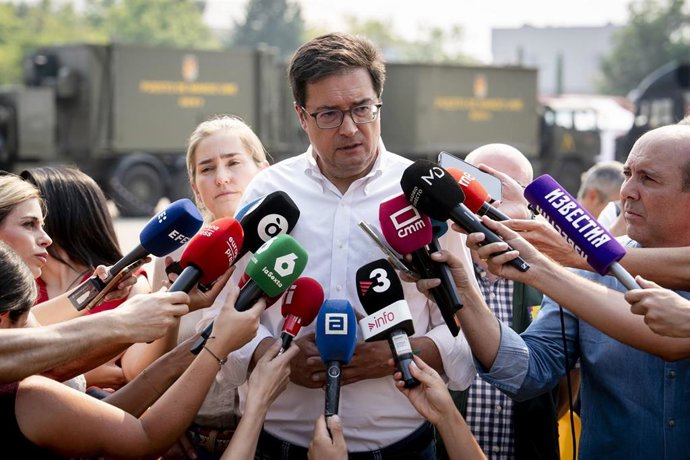 El ministro para la Transformación Digital y de la Función Pública, Óscar López, atiende a los medios durante una visita al puesto de mando avanzado para centralizar las labores de extinción del incendio forestal de la sierra oeste.