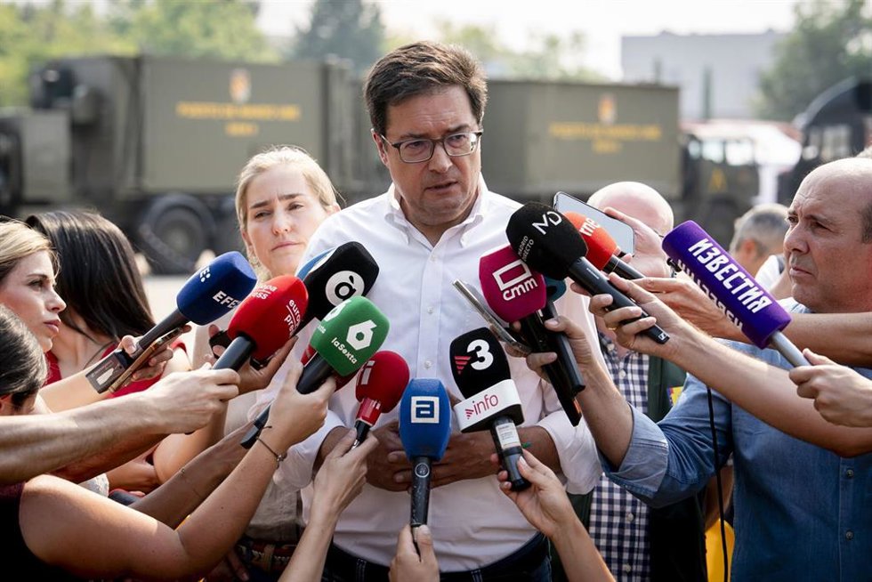 El ministro para la Transformación Digital y de la Función Pública, Óscar López, atiende a los medios durante una visita al puesto de mando avanzado para centralizar las labores de extinción del incendio forestal de la sierra oeste.