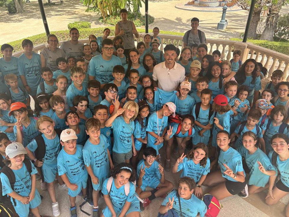 El capitán del Elche CF, Josan Ferrándezm ha visitado el Campus de Verano de la Fundación del Deporte Ilicitano.