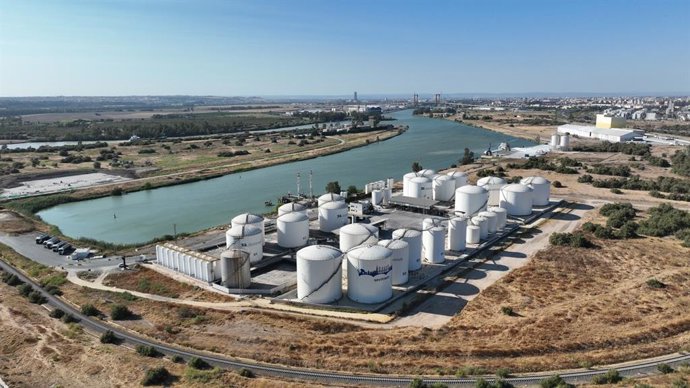 Dársena del Cuarto con la Terminal Logística de Líquidos en primer término